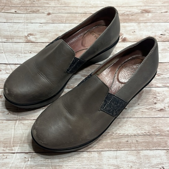 Dansko Clogs Gray With Navy Floral Trim - Picture 3 of 9